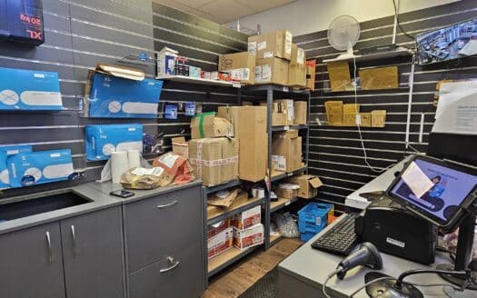 Väletablerat paketombud med godisbutik i Åkermyntan Centrum