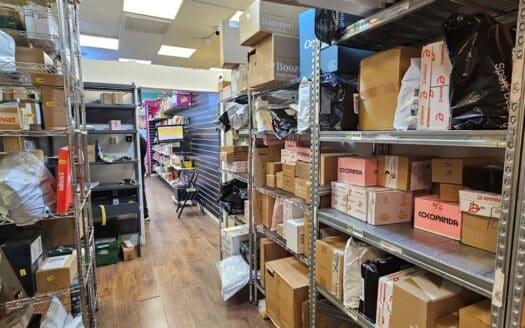 Väletablerat paketombud med godisbutik i Åkermyntan Centrum